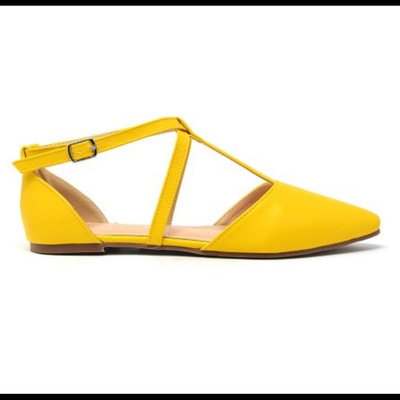 Chase + Chloe Shoes - ⭐️ Yellow Strappy Flat - Women Chase + Chloe Shoes - ⭐️ Yellow Strappy Flat - Women